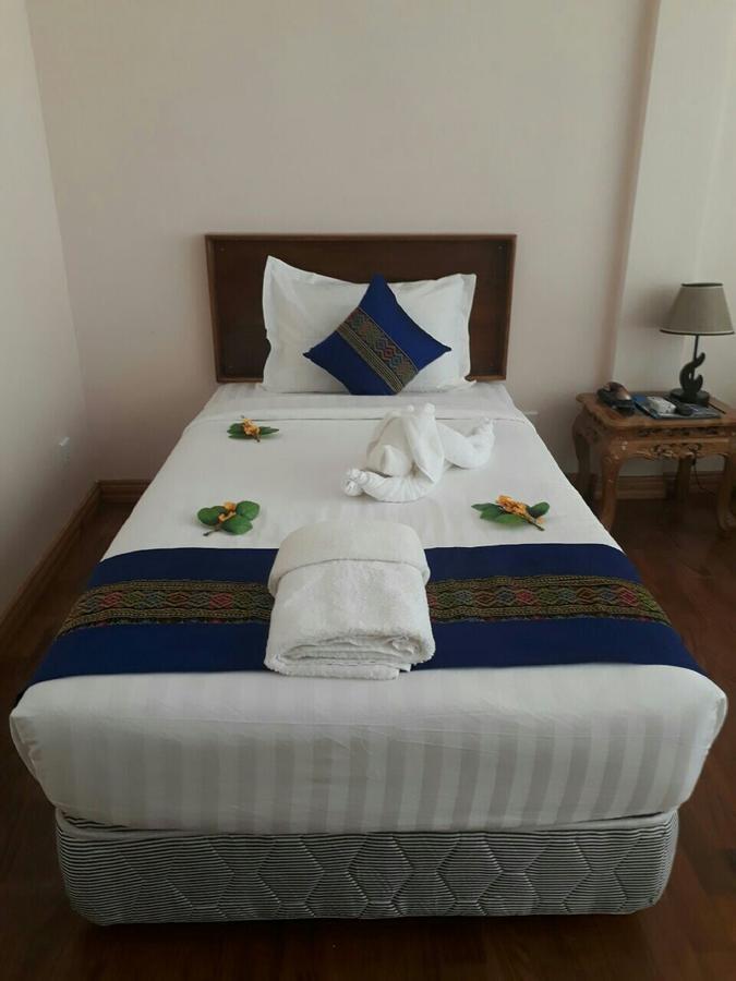 Famous Hotel Loikaw Luaran gambar